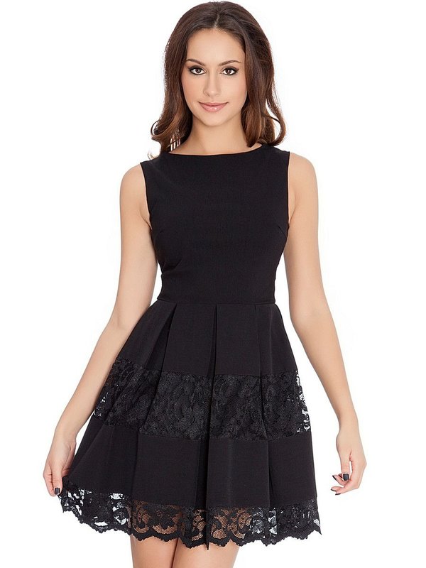 Fille en robe de cocktail noire avec de la dentelle sur une jupe