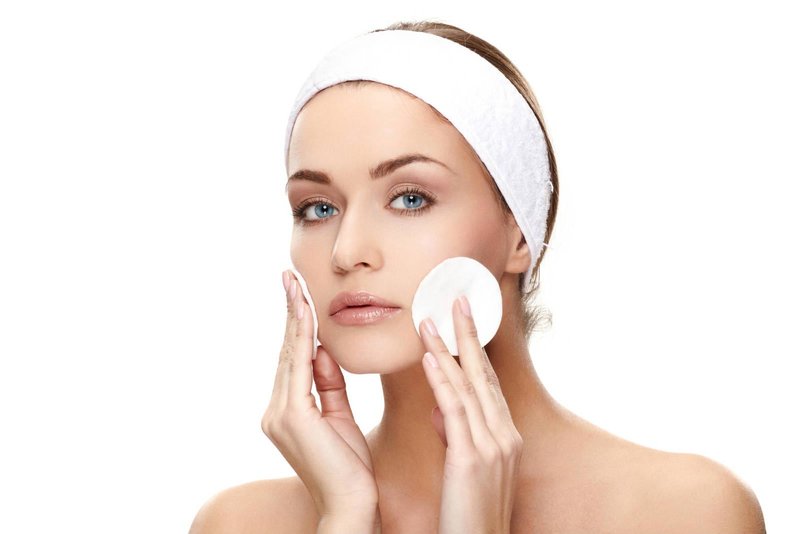 التحضير لتطبيق قناع الجيلاتين على جلد الوجه