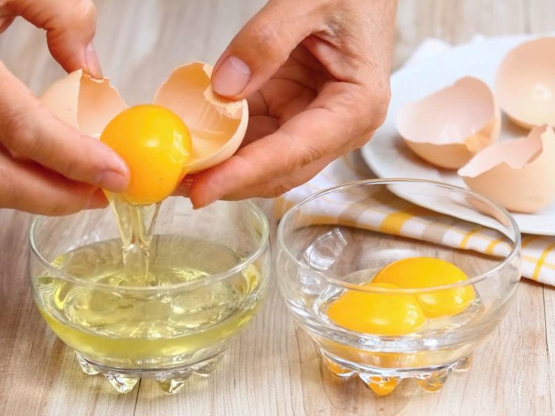Å lage en maske for ansiktshuden fra egg og gelatin