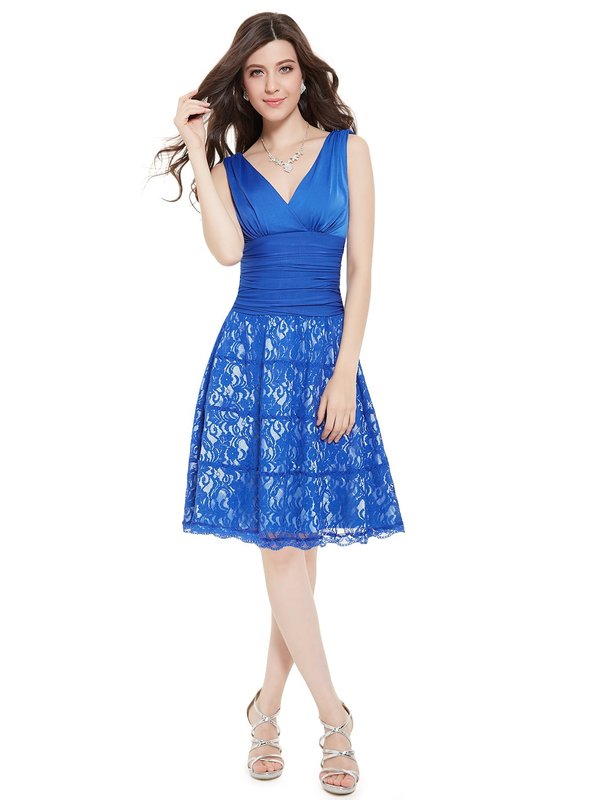 Mergaitė mėlynos spalvos kokteilių suknelėje su nėriniais ant sijono