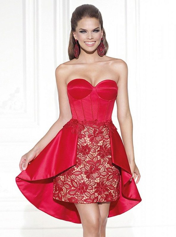 Raudonos kokteilinės suknelės mergaitė su nėrinių sijonu