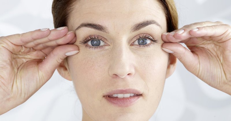 Îngrijirea corectă a pielii în jurul ochilor