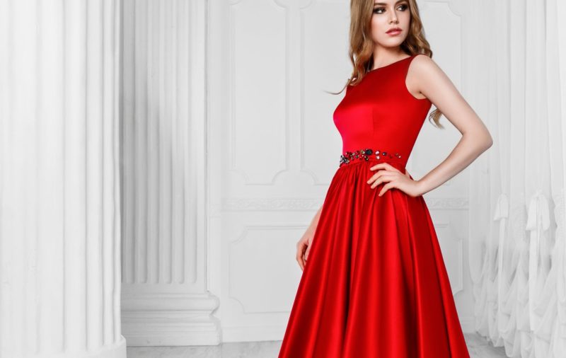 Raudonos kokteilinės suknelės mergina