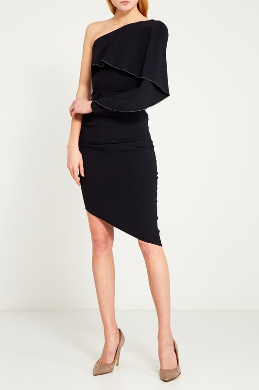 Fille dans une robe de cocktail noire avec une coupe asymétrique sur la jupe