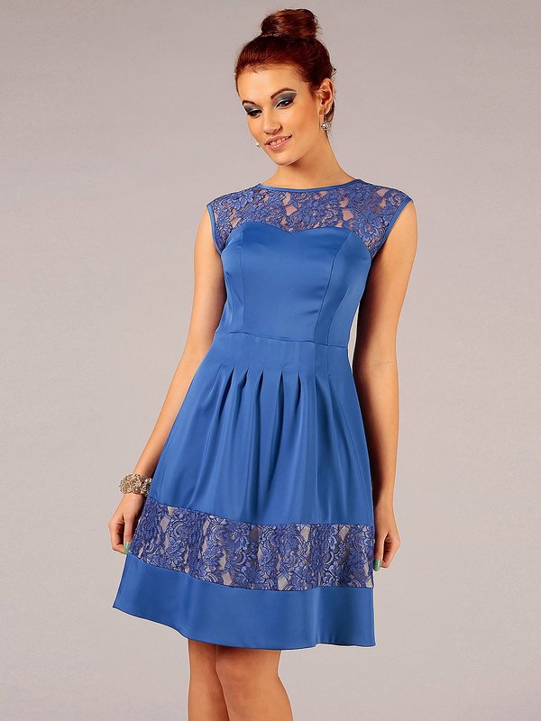 Mergaitė mėlynos spalvos kokteilių suknelėje su nėrinių akcentais