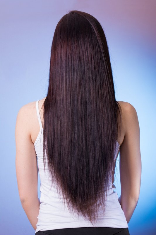Fată cu părul scurt: vedere din spate