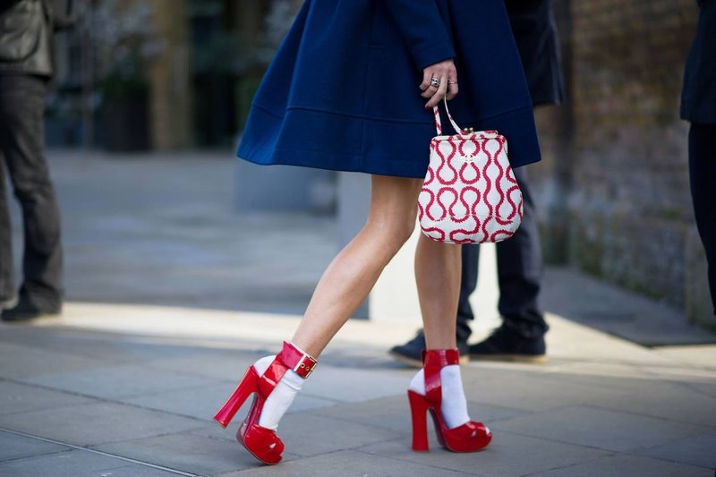 Pantofi roșii cu șosete albe