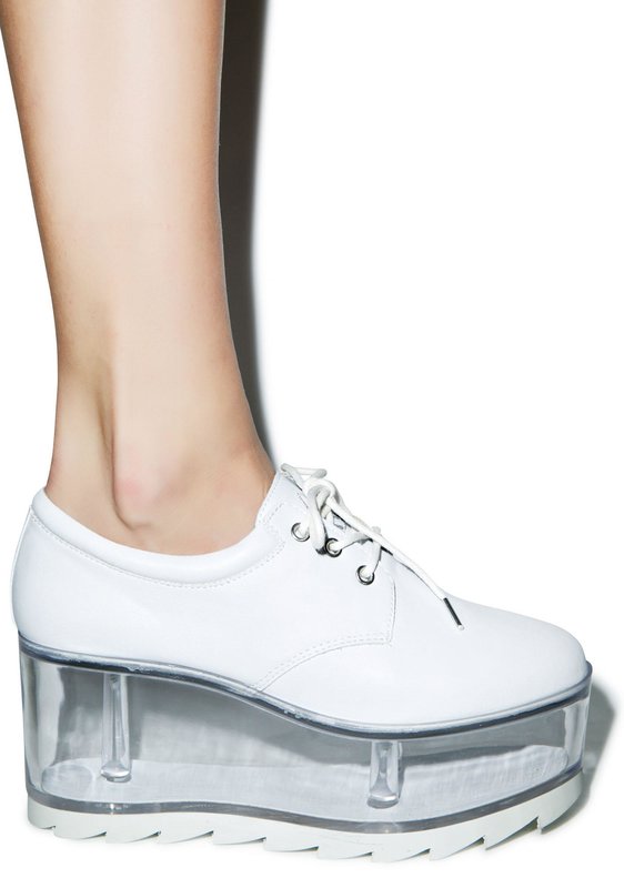 Fată în pantofi cu talpă transparentă