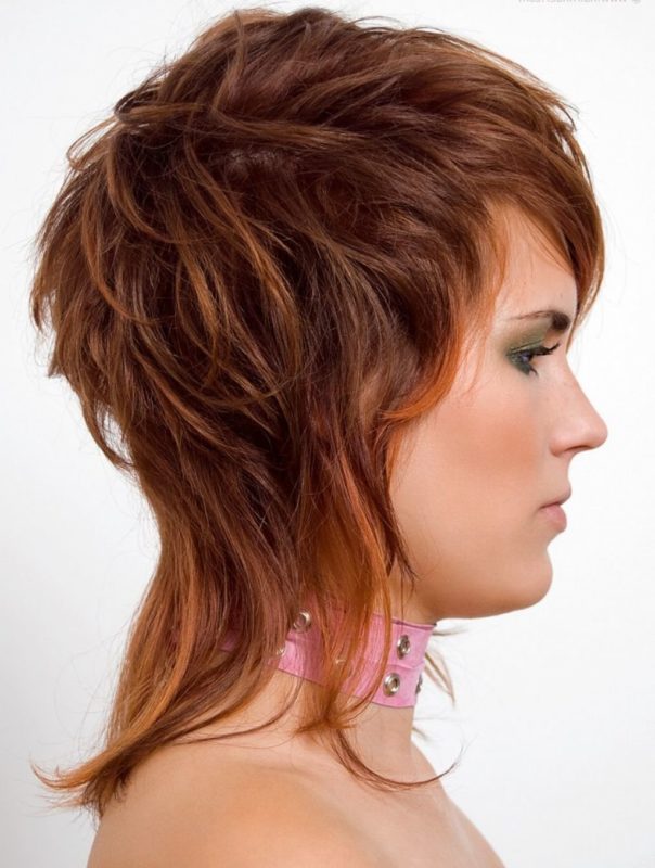 Jente med aurora hårklipp på krøllete hår.