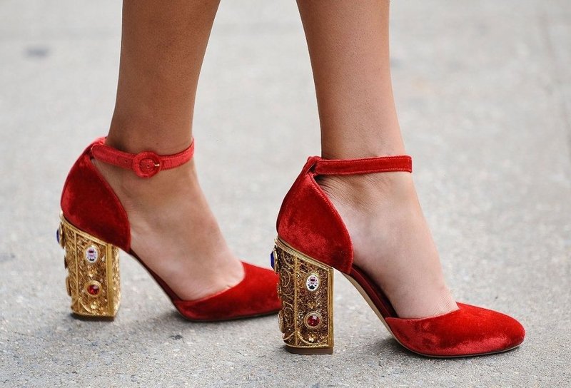 Pantofi roșii cu o curea și un toc neobișnuit