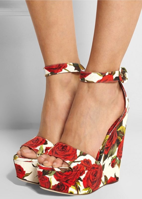 Jente i floral sandaler