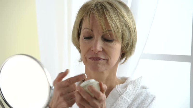 Femeia după 50 de ani își hidratează fața