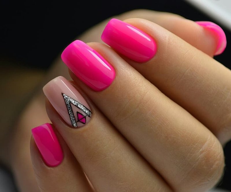 Neonowy różowy manicure z designem.