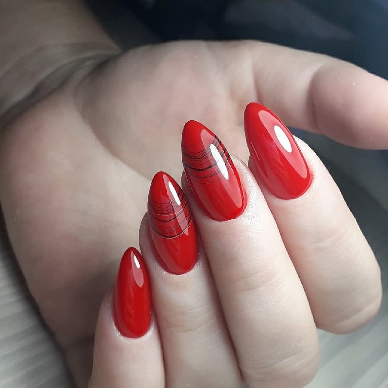Czerwony manicure z żelową linią pająka