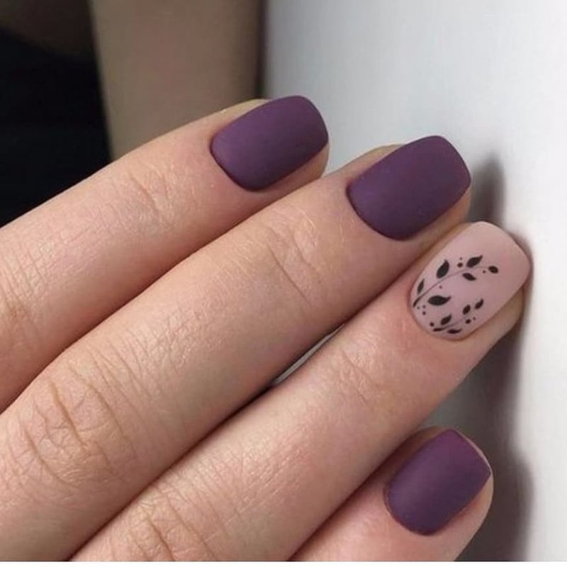 Matowy fioletowy manicure