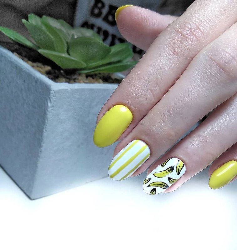 Żółty manicure z bananami.