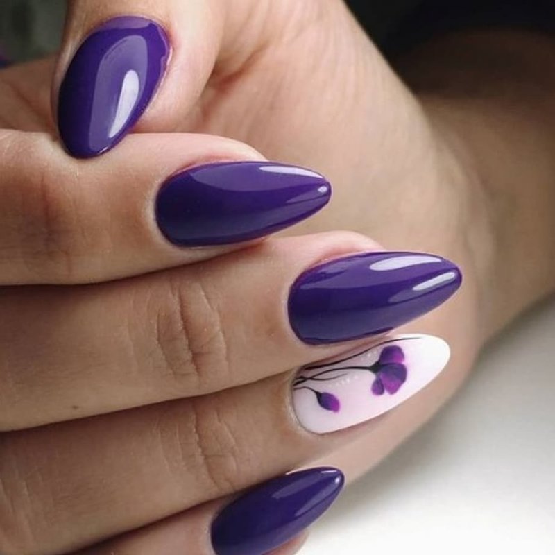 Fioletowy manicure o minimalistycznych kolorach.
