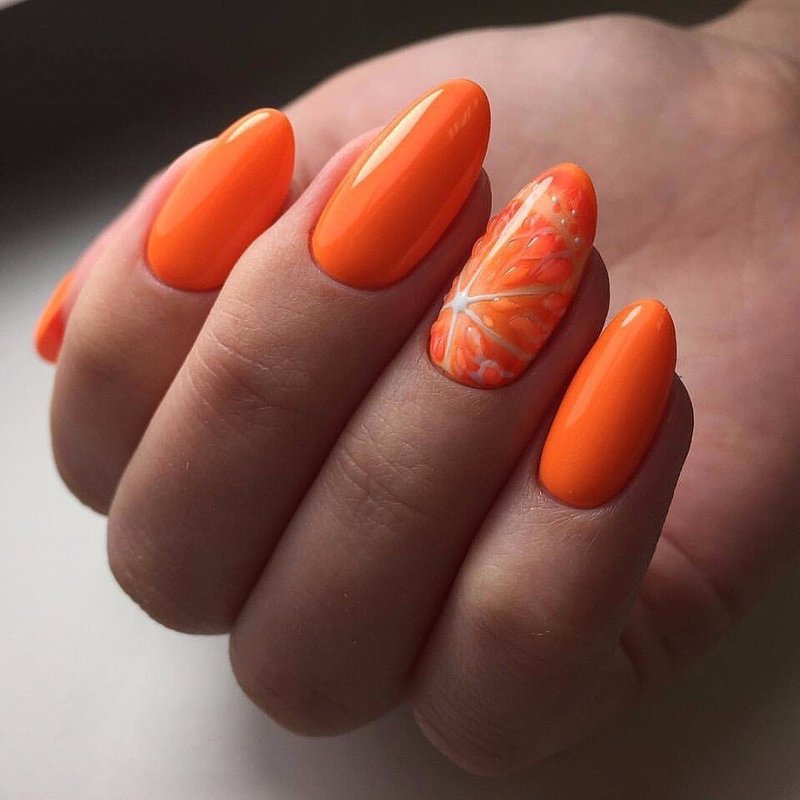 Pomarańczowy manicure z pomarańczą