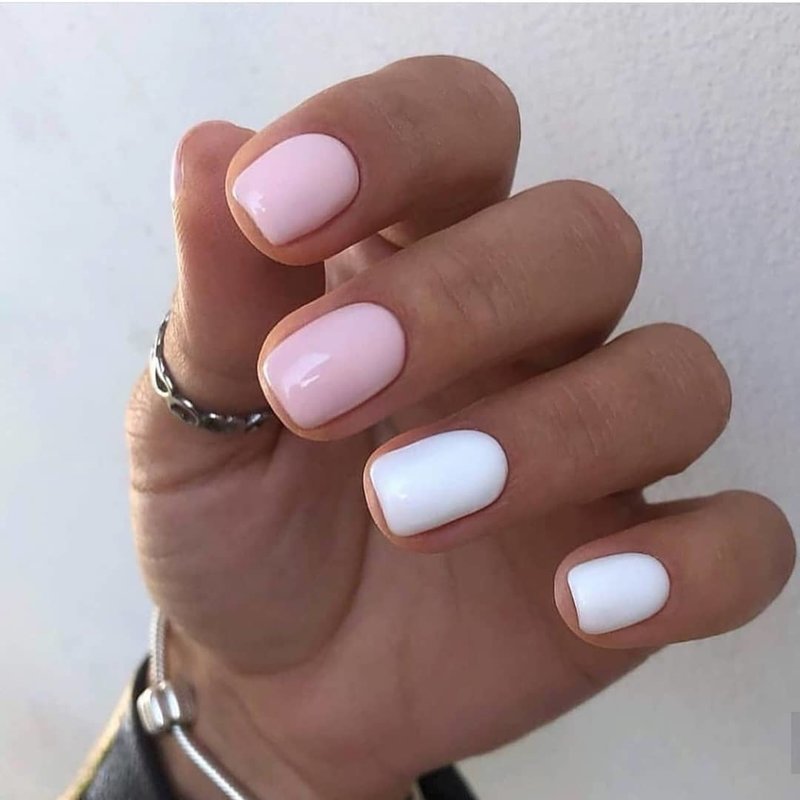 Biały i różowy manicure.