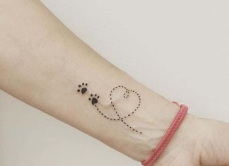 Piękny tatuaż na ramieniu dziewczyny