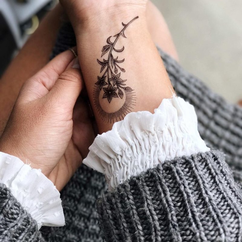 Graži laikina tatuiruotė su spausdintuvu ir kvepalais