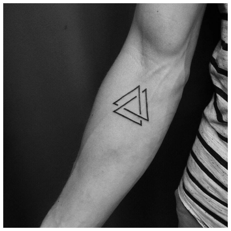 Twee driehoek tattoo