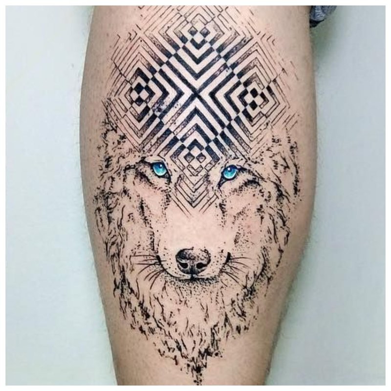 Tatuajul simbolic al unui lup într-un bărbat pe caviar