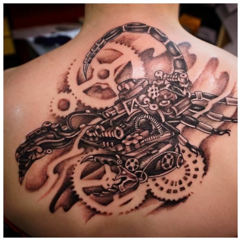 „Steampunk“ tatuiruotė ant nugaros