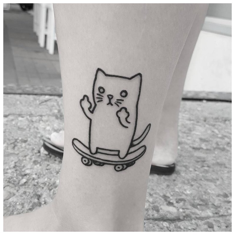 Chat tatouage à la main