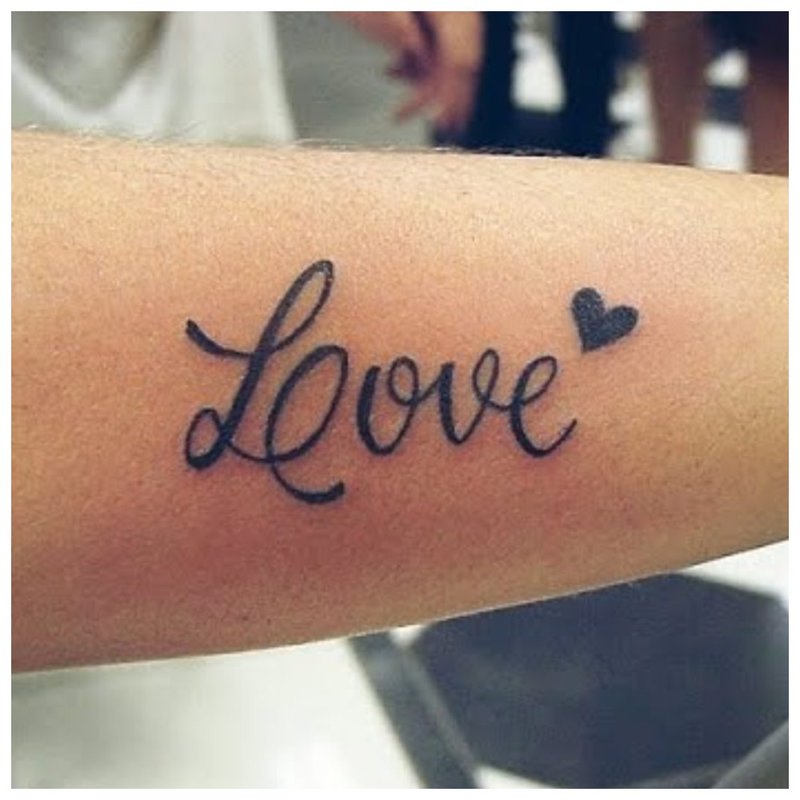 Inscription d'amour sur la main de tatouage