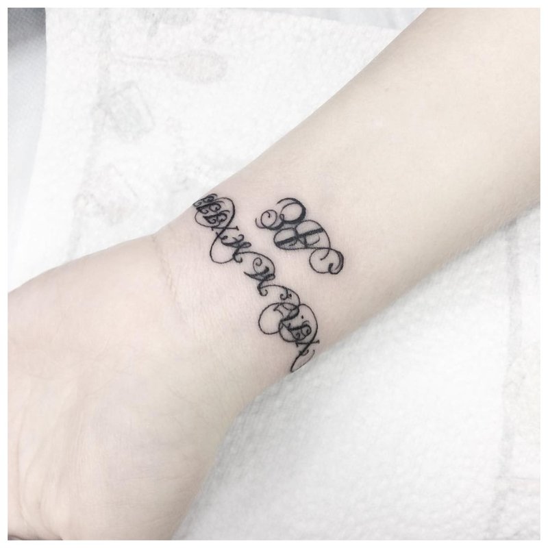 Tatuaj cu inscripție originală la încheietura mâinii