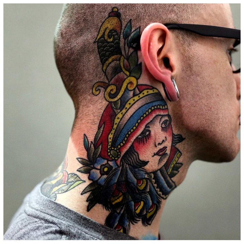Heldere tatoeage in de nek achter het oor
