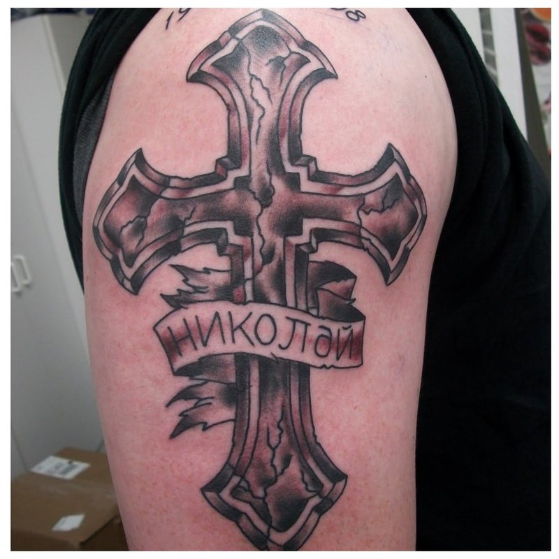 Inscription de tatouage en croix