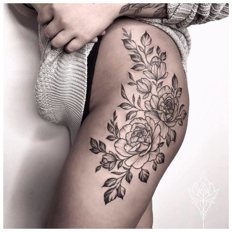 Motyw kwiatowy na tatuaż na biodrze