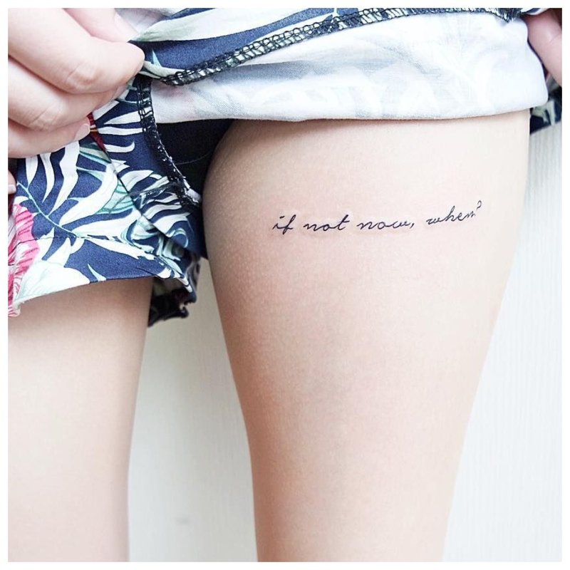 Gražus tatuiruotės užrašas ant kojos