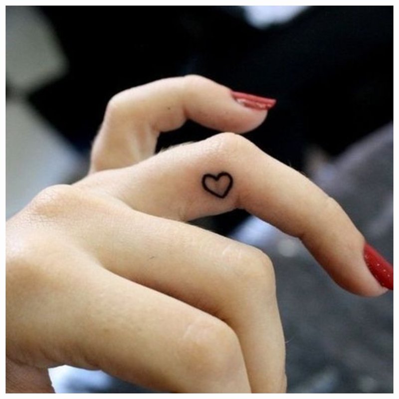 Petit tatouage en forme de coeur