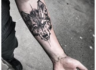 Tatuaż wilka na dłoni mężczyzny