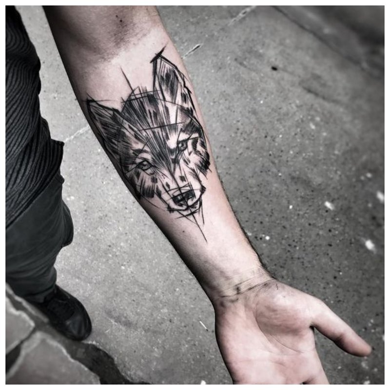 Tatuaj de lup pe mâna unui bărbat