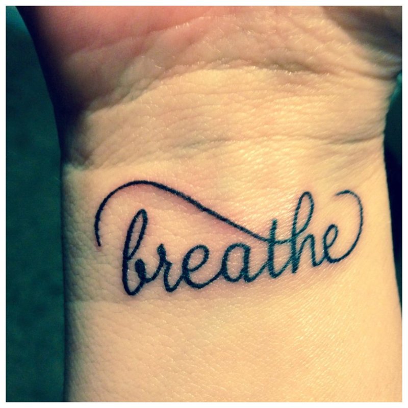 Respirați - o inscripție pentru un tatuaj la încheietura mâinii