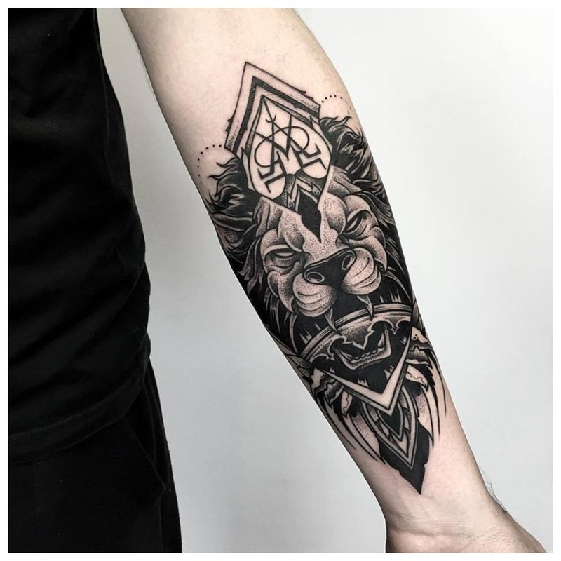 Tatouage animalier sur l'avant-bras d'un homme