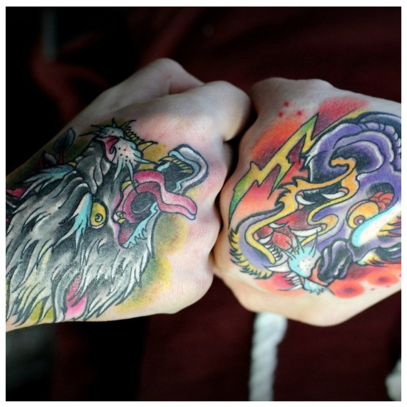 Gekleurde tatoeages op vuisten