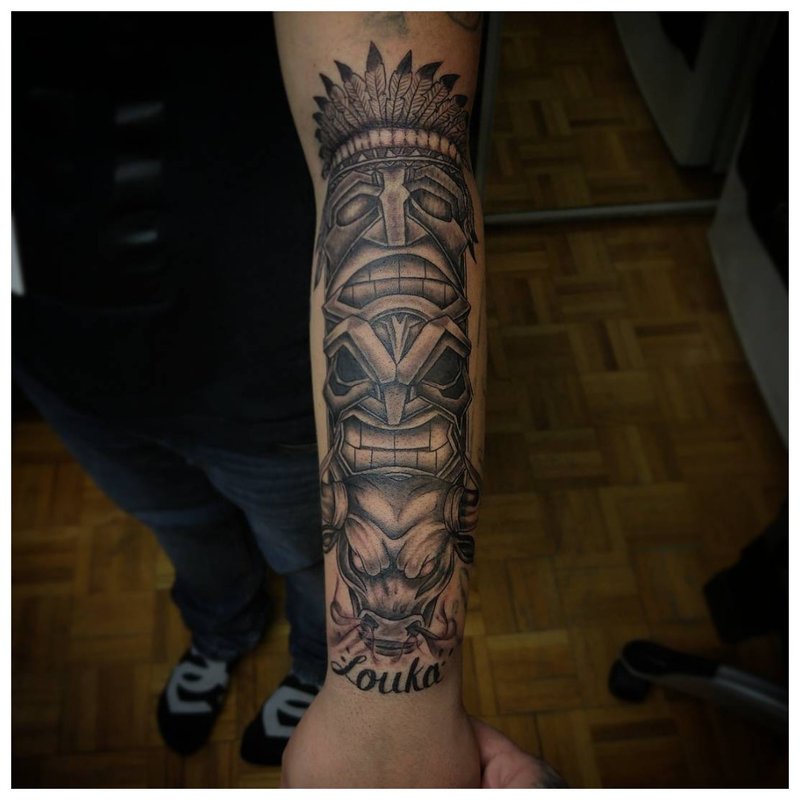 Grand tatouage sur le bras d'un homme