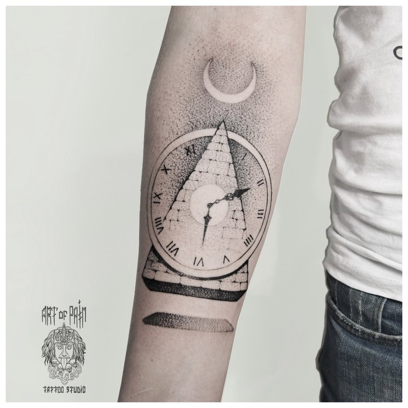 Tatouage symbolique sur l'avant-bras d'un homme