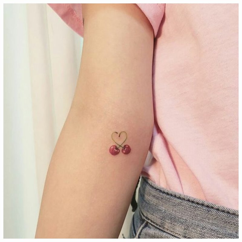 Coeur et cerise - tatouage
