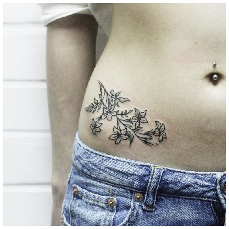 Kwiatowy tatuaż na biodrze