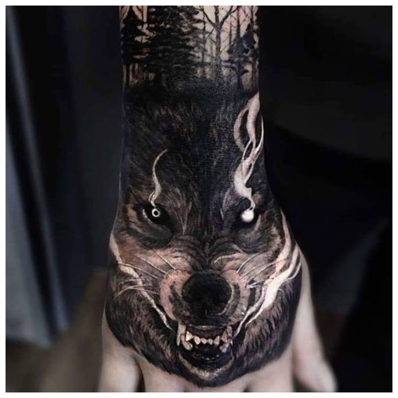Tatuajul gurii de lup pe mâna unui bărbat