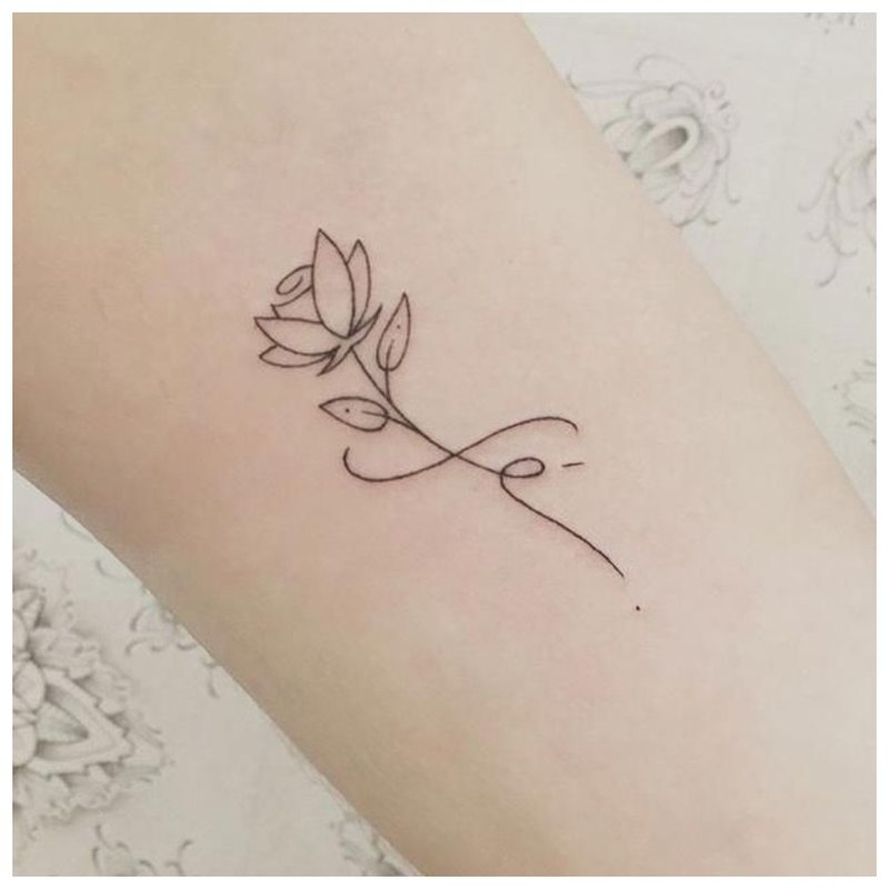 Floare îngrijită - tatuaj pe încheietura mâinii