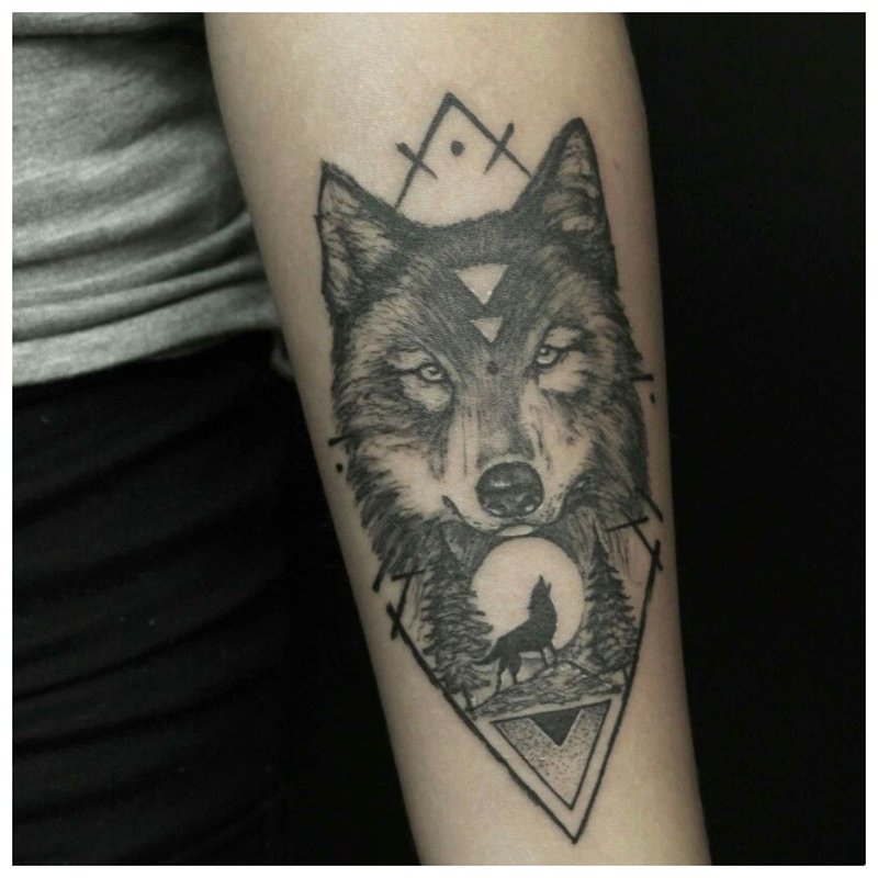 Lup și figură geometrică - tatuaj pe braț