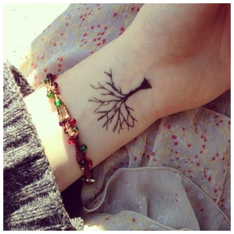 Copac frumos pentru tatuaje la încheietură