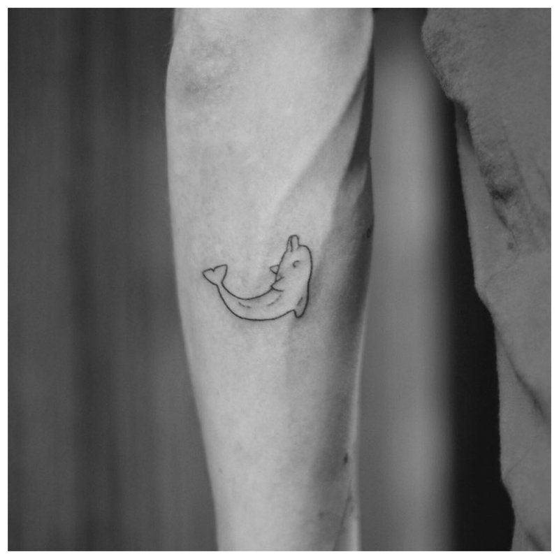 Petit poisson - tatouage sur l'avant-bras d'un homme